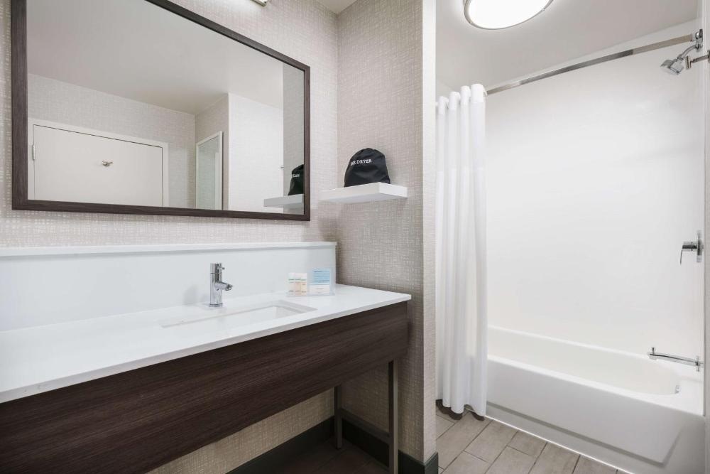 Hampton Inn & Suites Baltimore Inner Harbor Image 37